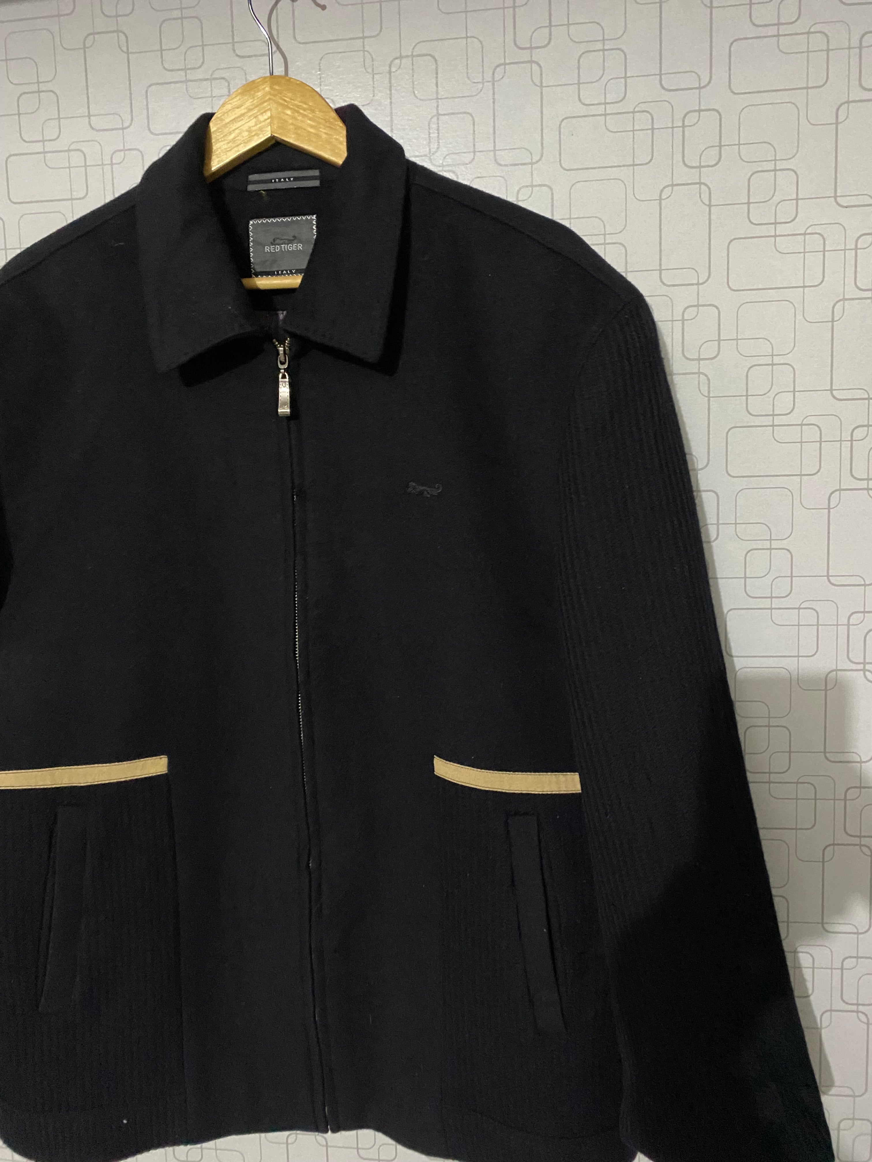 Red tiger Colar Coat                           Length: 27-28, Chest: 22-24, Sleeve: 24.5-25.5